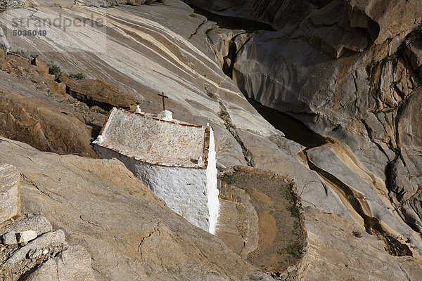 Spanien  Kanarische Inseln  Fuerteventura  Barranco de las Penitas  Blick auf Kapelle auf Felsen