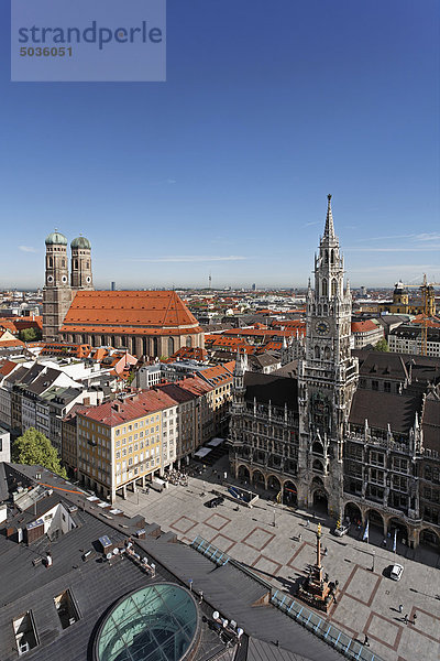 Deutschland  Bayern  München  Marienplatz  Domrathaus  Blick vom Kirchturm auf St. Peter