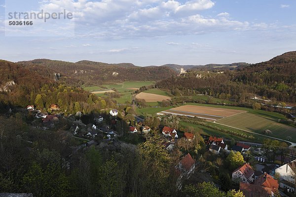 Deutschland  Franken  Fränkische Schweiz  Wiesenttal  Ansicht Burgruine Neideck mit Dorf im Vordergrund