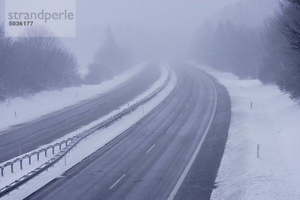 Deutschland  Oberbayern  Bundesautobahn 95  Blick auf Nebel und Schnee auf leerer Autobahn