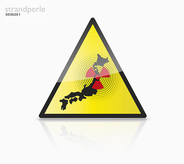 Nahaufnahme der Darstellung des Atomzeichens mit Japan-Karte auf dem Dreieck