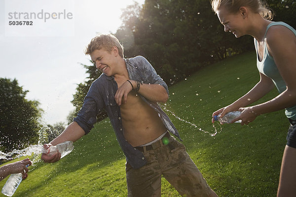 Teenager Mädchen und Jungen spielen im Park