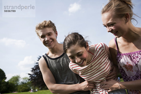 Teenager Mädchen und Jungen lächeln