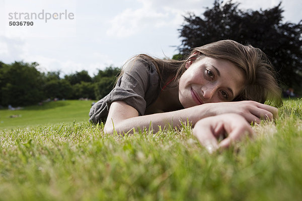 Teenagermädchen auf Gras liegend