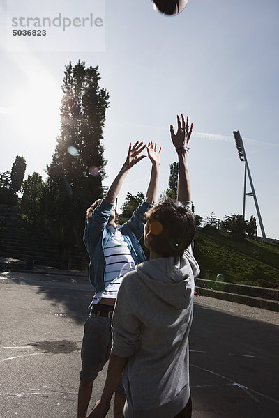 Teenager Jungen Basketball auf dem Spielplatz