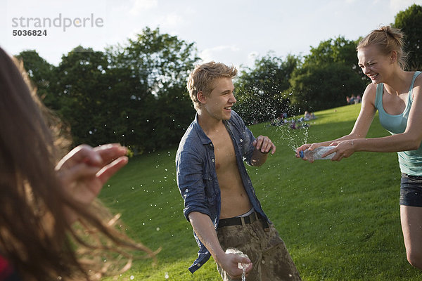 Teenager Mädchen und Jungen spielen im Park