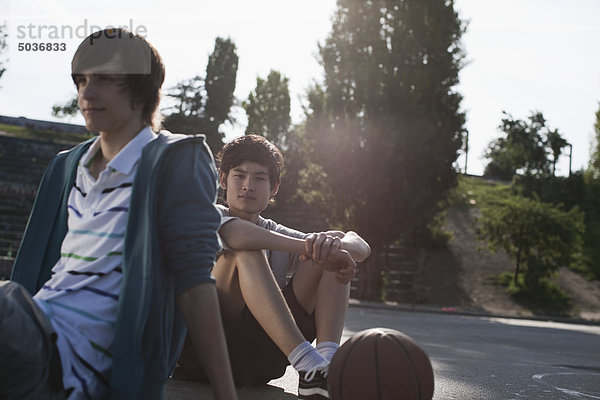 Teenager Jungen sitzen auf dem Spielplatz