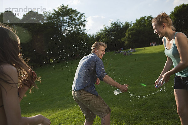 Teenager Mädchen und Jungen spielen im Park