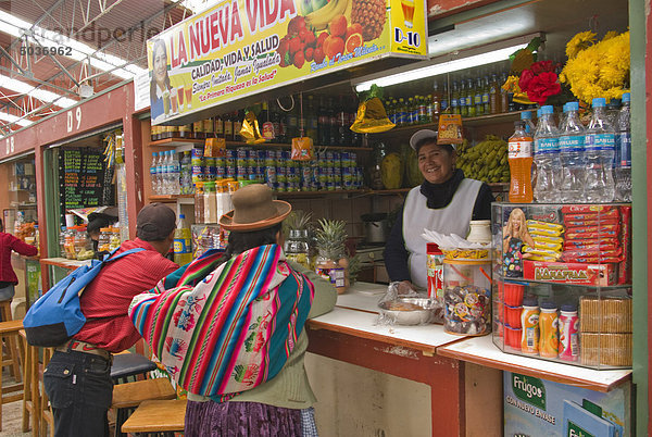 Mann und Frau an Snackbar im Markt  Puno  Peru