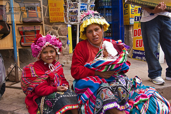 Mutter  little Mädchen und Baby am Sonntagsmarkt  Pisac  Heiligen Tal  Peru