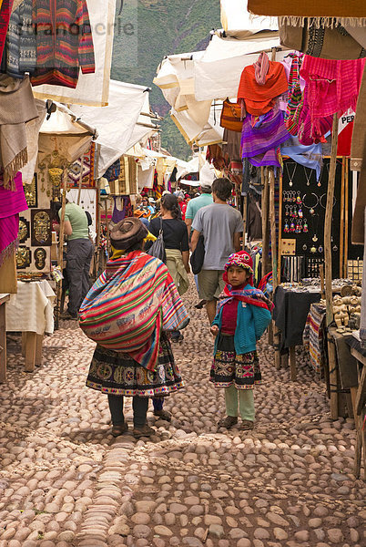 Menschenbei Sonntagsmarkt  Pisac  Heiligen Tal  Peru