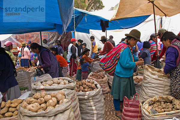Sonntagsmarkt einkaufen unter der Kartoffeln  Pisac  Heiligen Tal  Peru
