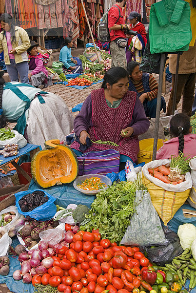 Frau pares Bohnen auf ihr Gemüse Stall bei Sonntagsmarkt  Pisac  Heiligen Tal  Peru
