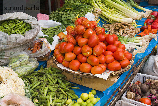 Anzeige von Roma-Tomaten und anderen frisches Gemüse am Sonntag-Markt  Pisac  Heiligen Tal  Peru