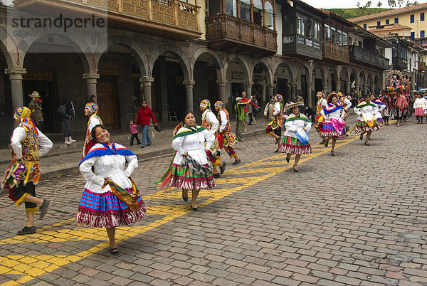 Tanzen Mädchen in Trachten Tanz in fest der Epiphany  Cusco  Peru