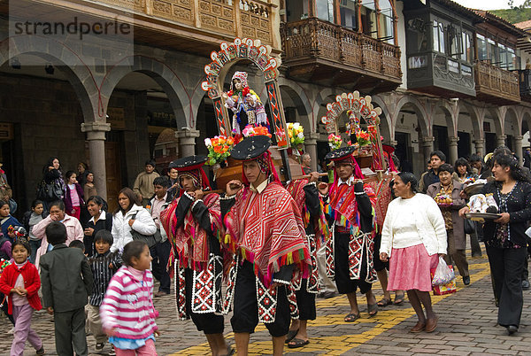 Männer in Trachten mit Statuen in Prozession rund um die Plaza de Armas  Cusco  Peru
