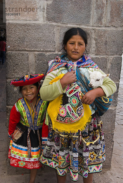 Mutter und Kind mit Lamm  Cusco  Peru