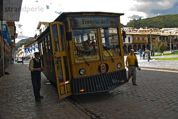 Reiseleiter mit Tour-Bus  Cusco  Peru