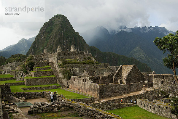 Zwei Frauen fotografieren Ruinen und Wayna Picchu  Machu Picchu  Peru