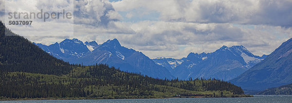 Die White Pass and Yukon Route trainieren Winde seinen Weg an den Ufern des Lake Bennett  Yukon  Kanada