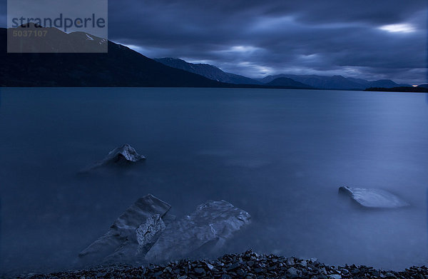 Atlin Lake bei Sonnenuntergang  Atlin Provinical Park  British Columbia  Kanada