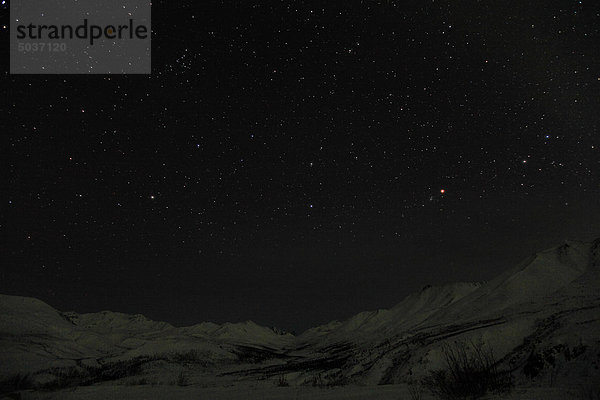 Nachthimmel über den Tombstone Mountains in Tombstone Territorial Park  Yukon  Kanada