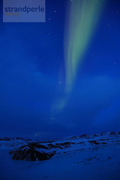 Aurora Borealis über einen unbenannten See  Nordwest-Territorien  Kanada