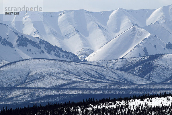 Winterszene der Ogilvie Mountains entlang der Dempster Highway  Yukon  Kanada