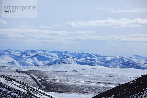 Der Dempster Highway ist gesehen schlängelt sich durch die Tundra im Winter im Yukon  Kanada