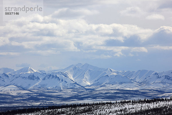 Die Ogilvie Mountains  gesehen in der Ferne von Eagle Plains  Yukon  Kanada