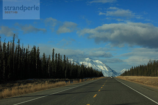 Alaska Highway in Richtung Haines Junction mit Saint Elias Mountains im Hintergrund  Yukon  Kanada