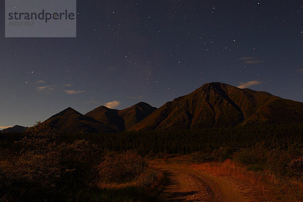Die Berge rund um Annie See in voller Moonlight in der Nähe von Whitehorse  Yukon  Kanada