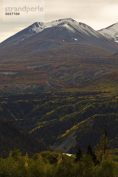 Blick auf Berge und Tatshenshini River Tal entlang der Haines Highway  Yukon  Kanada