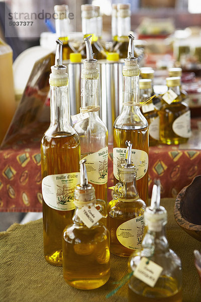 Olivenöl-Display im Markt  Lagrasse  Aude  Languedoc-Roussillon  Frankreich