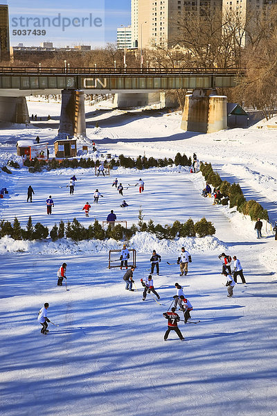 Ice Hockey-Spieler auf gefrorenen Assiniboine River  The Forks  Winnipeg  Manitoba  Kanada
