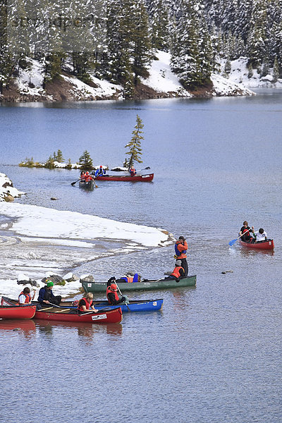 Junge Teens Kanuland zwei Jack Lake nach den letzten Schneefall  Banff-Nationalpark  Alberta  Kanada