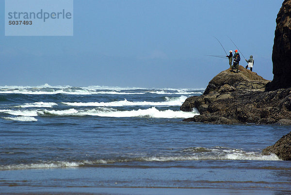 Vier Männer Angeln an der Küste des Pazifischen Ozeans aus felsigen Bluff in Hug Bucht in der Nähe von Cannon Beach  Oregon  USA