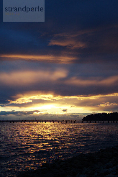 Eine dramatische Sonnenuntergang über Pier  White Rock  British Columbia  Kanada