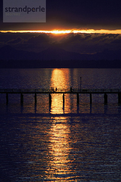 Eine dramatische Sonnenuntergang über dem Pier in White Rock  British Columbia  Kanada