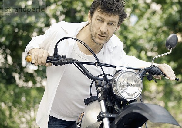 Mann mit Motorrad
