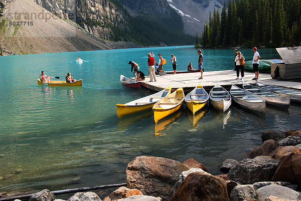 Touristen mieten Kanus auf Moraine Lake im Tal der Ten Peaks  Alberta  Kanada