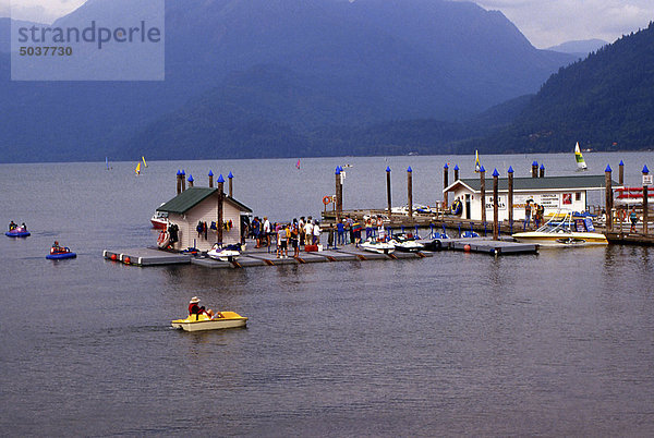 Paddeln Sie Boote im Wasser über Station und Harrison Hot Springs  b.c.  Kanada