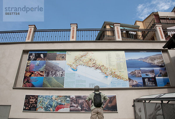 Männliche Tourist Studien die Karte in Manarola  Cinque Terre  Italien