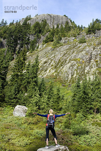 Frau stehend auf einem Felsen im Mount Seymour Provincial Park  b.c.  Kanada