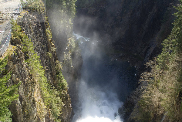 Blick über die Reling am Capilano dam  North Vancouver  b.c.  Kanada