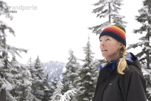 Porträt von Frau im Winter am Hollyburn Berg  Cypress Provincial Park  b.c.  Kanada