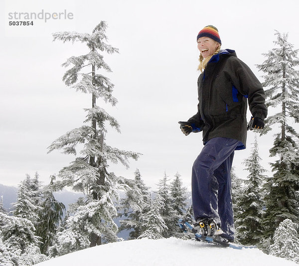 Frau Schneeschuhwandern in Hollyburn Mountain  Cypress Provincial Park  b.c.  Kanada