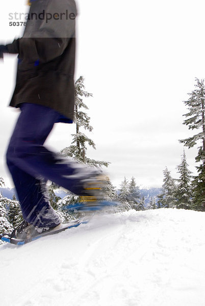 Frau auf Schneeschuhen am Hollyburn Peak  Cypress Provincial Park  b.c.  Kanada