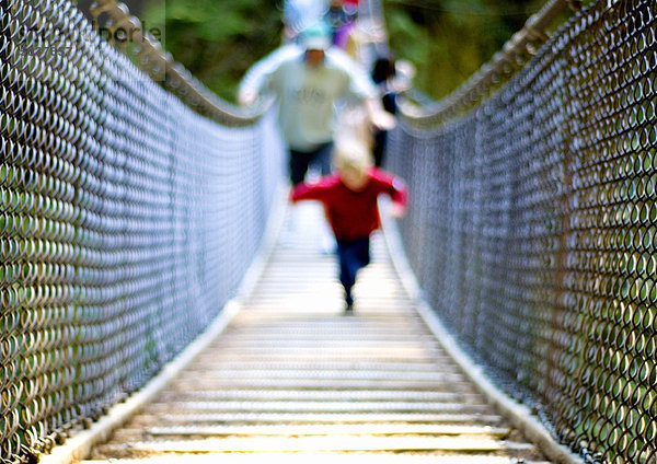 Kind auf die Lynn Canyon Suspension Bridge  Lynn Canyon Park  North Vancouver  b.c.  Kanada