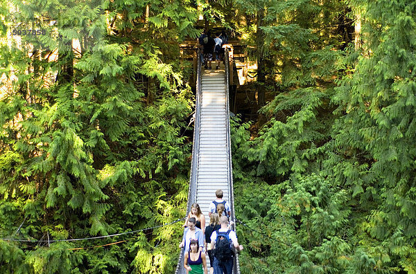 Menschen auf Lynn Canyon Suspension Bridge  Lynn Canyon Park  North Vancouver  b.c.  Kanada